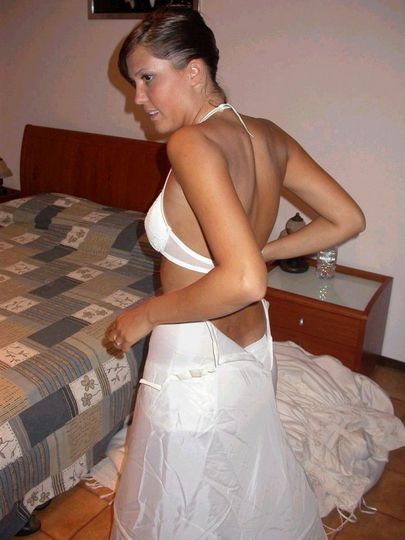 Невеста снимает одежду в день свадьбы и после