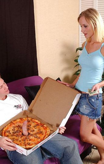 Раскрепощенный парнишка подарил телке пенис в пицце